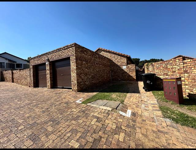 3 BEDROOM SIMPLEX FOR SALE IN HALFWAY HOUSE